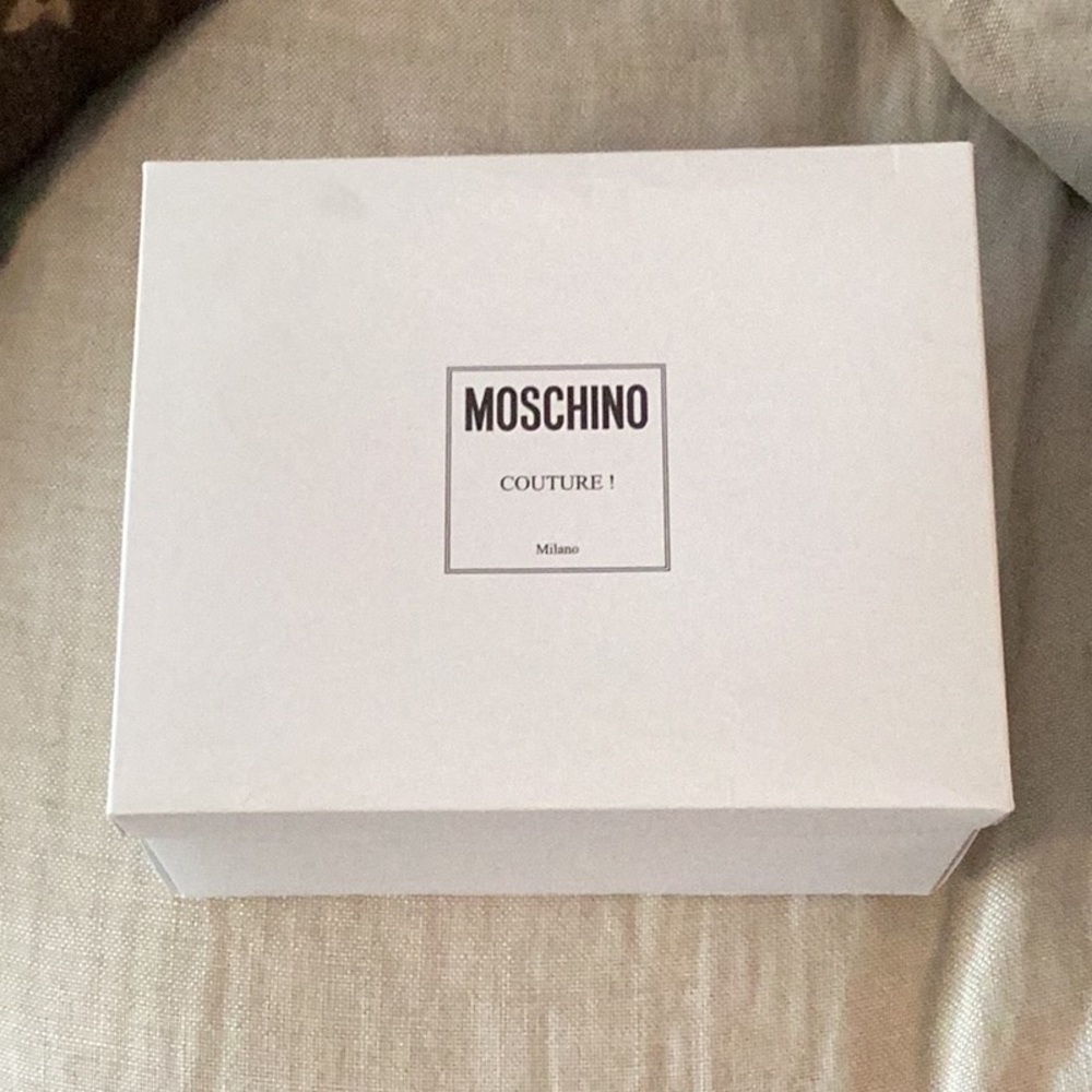 Mochino white medium shoe/gift/decor box. Dimension for this box is 11x9…